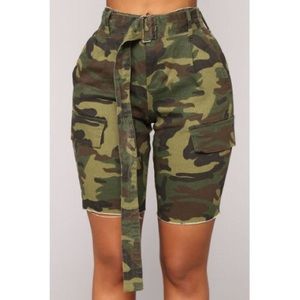 Camo Army Boyfriend Shorts • Size Small • BNWT